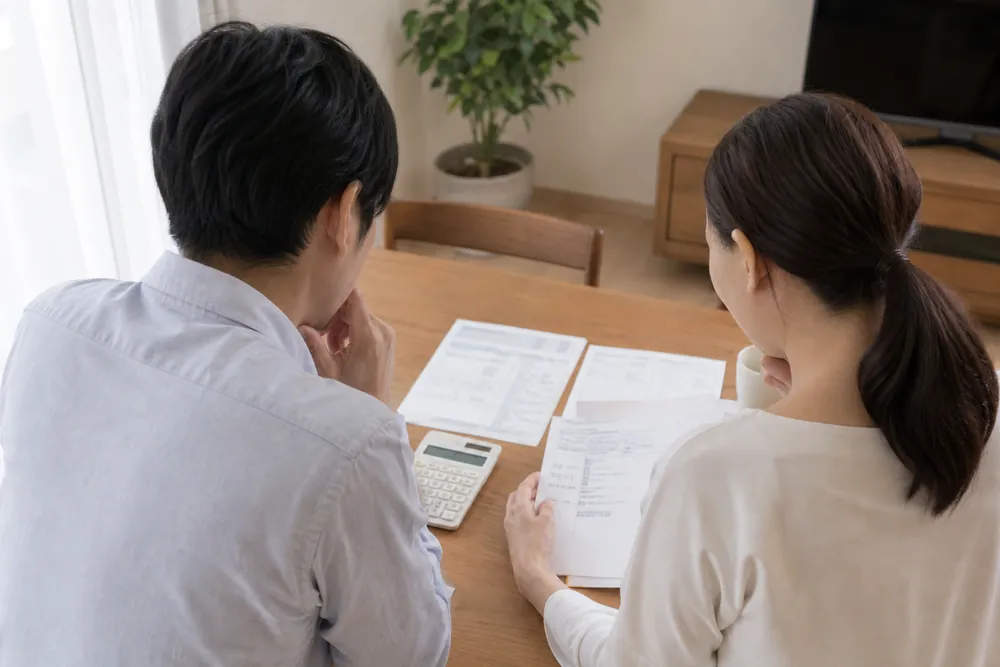 書類を前に悩むご夫婦